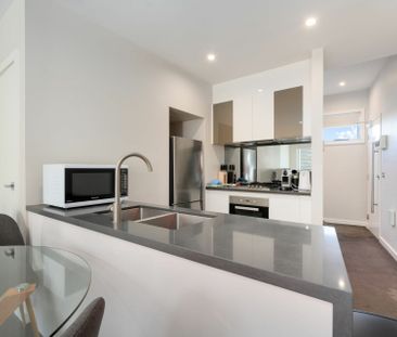 Modern 2-Bedroom Apartment in Prime Curtin Location - Photo 2