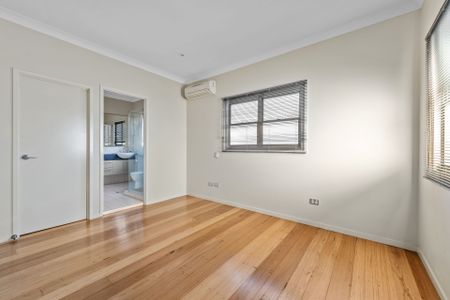 Modern entertainer's home - Photo 4