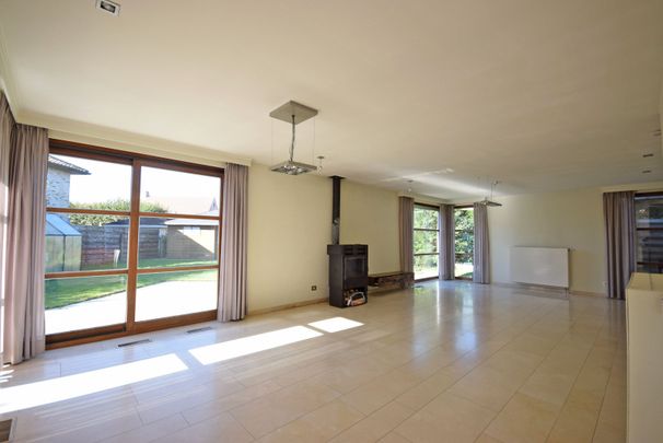 Te huur: Ruime villa in Roeselare met 3 slaapkamers, tuin op het zuidwesten, garage en carport. - Photo 1