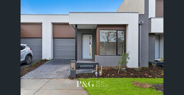 🏡 Near New & Bursting with Style – Welcome to Azure at Arcadia! - Photo 1