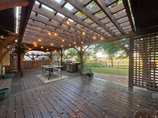 Spacious 3 Bed, 4 Bath Detached Home With Private Yard & Mountain Views - Photo 1