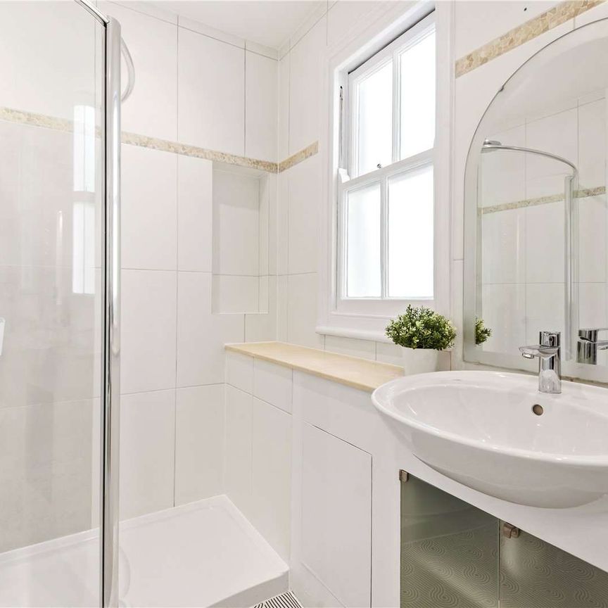 A lovely family home with grand proportions and a wider than average west facing garden. - Photo 1