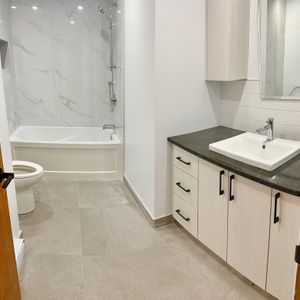 Grand 51/2 Lumineux Et Rénové - Photo 3