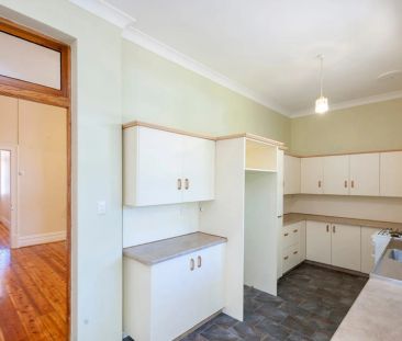 Character Cottage Living in a Prime Stepney Location - Photo 4