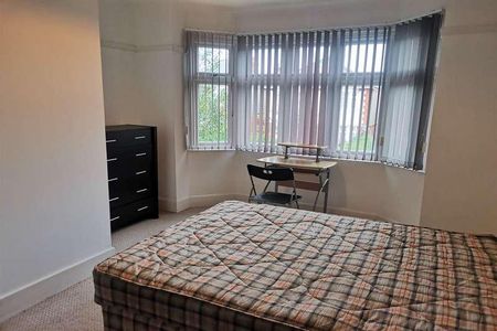 Bedroom Detached House In Winton, BH9 - Photo 3