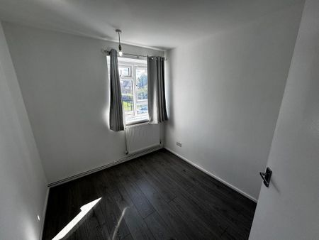 3 bedroom flat to rent - Photo 4