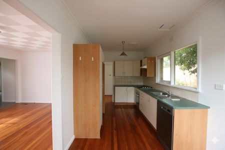 Family home in beautiful leafy street - Photo 4