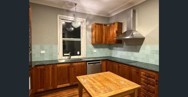 Quiet street, Spacious bedroom for renting - Photo 1