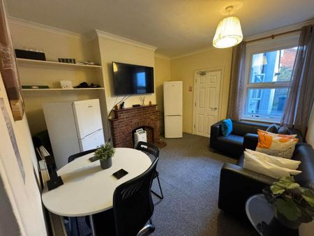 1 bedroom in a house share to rent - Photo 4