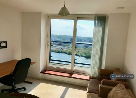 2 bedroom penthouse to rent - Photo 2