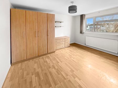 A three bedroom mid-terrace house with a private garden and a garage included, situated just off Histon Road and a short cycle to the city centre. Available to let now. - Photo 5