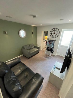 4 bedroom flat to rent - Photo 1