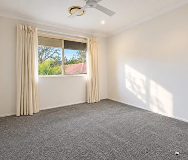 Spacious Three-Bedroom Apartment with City & Mountain Views - Photo 5