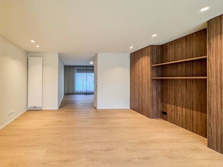 Ruim appartement met 2 slaapkamers en terras in het centrum. - Photo 3