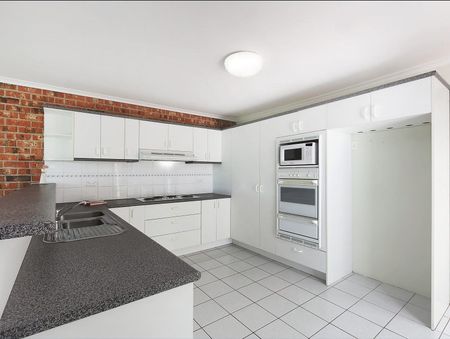 Charming 2-Bedroom Townhouse in Leafy Queanbeyan West - Photo 3