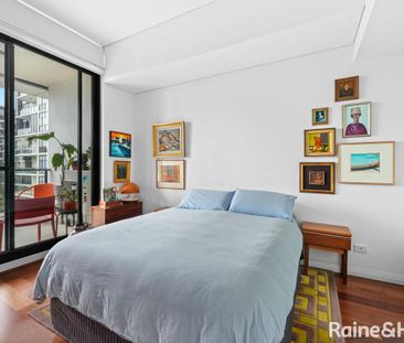 FULLY FURNISHED WATERFRONT HAVEN WITH PARK & WATER VIEWS - Photo 4