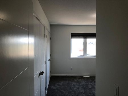 Kensington - 3 Bedroom/2.5 Bathroom - Upper Unit - 231 McArthur Cres - Photo 4