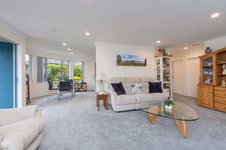 Large Village Charmer - Photo 3