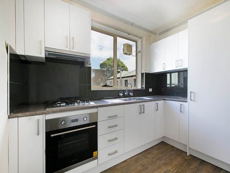 Two Bedroom One Block From Beach! - Photo 4