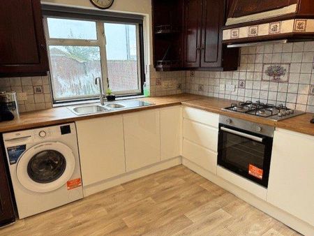 4 bedroom terraced house to rent - Photo 4