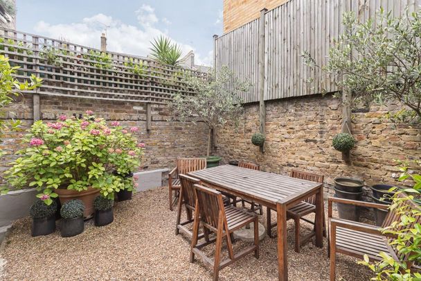 Elegant four bedroom home with garden and terrace in the heart of Chelsea. - Photo 1