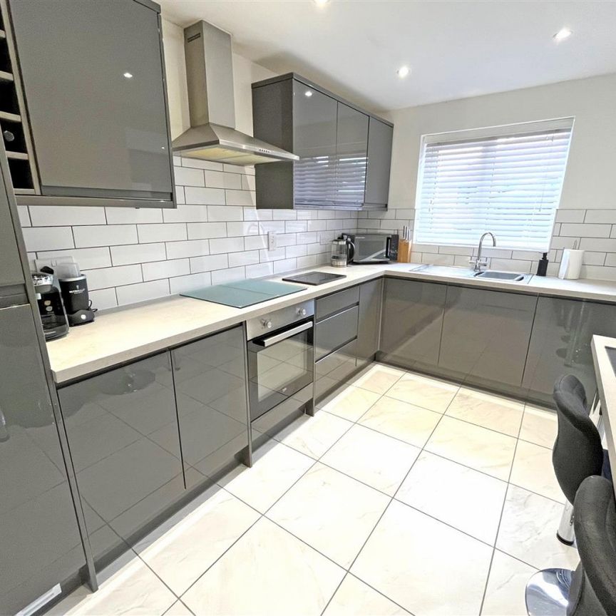 3 bedroom Semi-detached house to rent - Photo 1