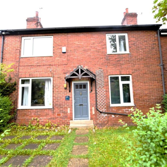 4 bedroom House in Langdale Avenue, Leeds - Photo 1