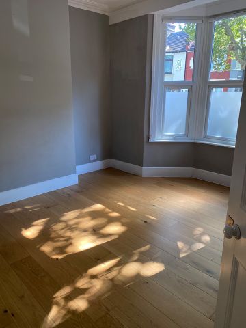 2 Bed Flat, Henniker Gardens, E6 - Photo 3