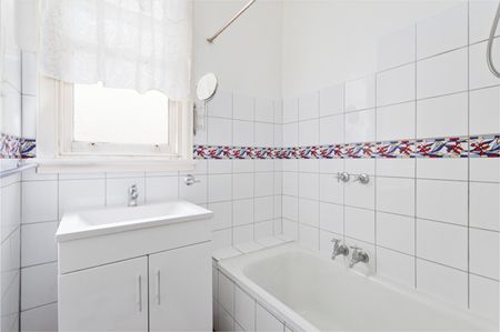 LOVELY THREE BEDROOM HOME - Photo 4