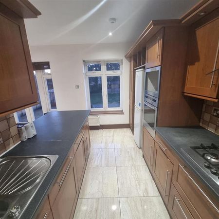 4 bedroom semi-detached house to rent - Photo 3