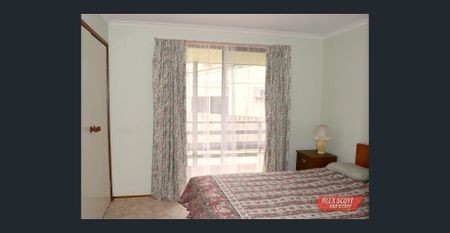 Charming 3 Bedroom Cottage Home - Photo 2