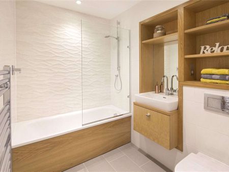 First floor one bedroom apartment with balcony - Photo 3