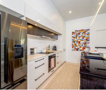 TOP FLOOR LIVING WITH WATER & SKYLINE VIEWS - Photo 5