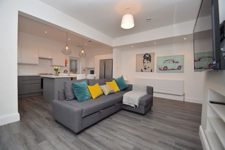 6 Bed End Terrace, Great Western Street, M14 - Photo 3