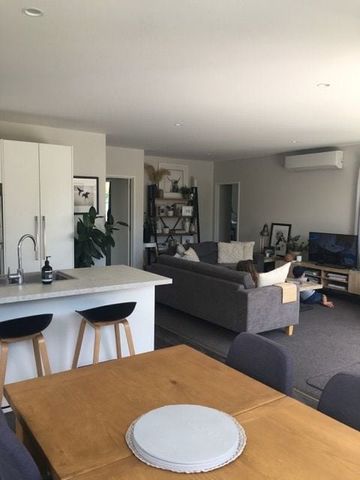 AS NEW PRIVATE 2 BEDROOM TOWNHOUSE - Photo 3