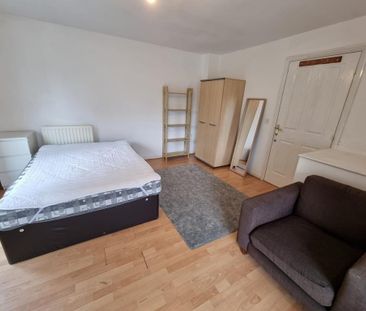 4 bedroom end of terrace house to rent - Photo 3