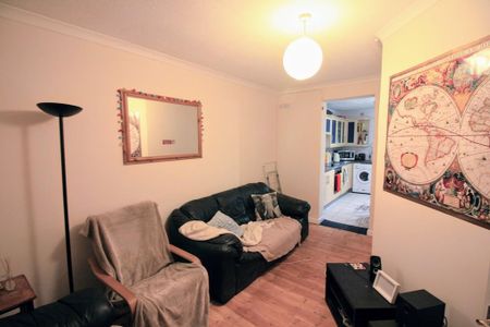 5 bedroom semi-detached house to rent - Photo 2