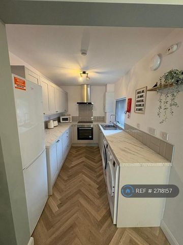 1 bedroom in a house share to rent - Photo 4