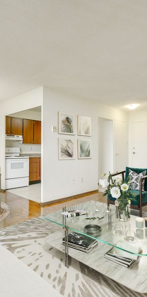 Large 2 Bedroom in Central Mississauga - Photo 2