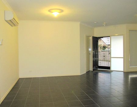 Modern, Spacious 3-Bedroom Unit in Dandenong – Perfect for Families! - Photo 2