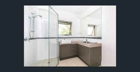 2 Bedroom Unit with Lock Up Garage! - Photo 3