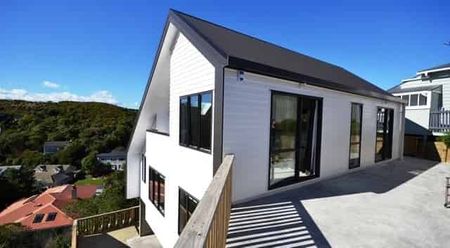 Sunny and Modern Home with a large double Garage. - Photo 3