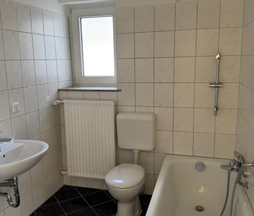 Freshly renovated 3-room apartment with balcony - Photo 1