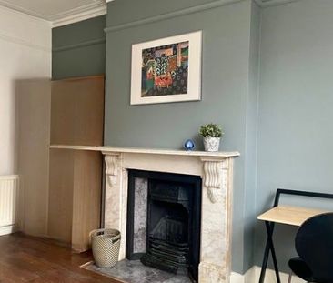 1 Bed Flat, London, W3 - Photo 2