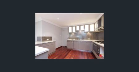 BEAUTIFULLY DESIGNED FAMILY HOME - Photo 4