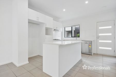 10/37 Latham Street, Werribee VIC 3030 - Photo 3