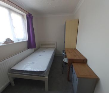 1 bedroom in a house share to rent - Photo 4