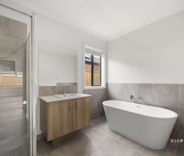 Brand New Spacious Family Home in the Heart of Tarneit! - Photo 4