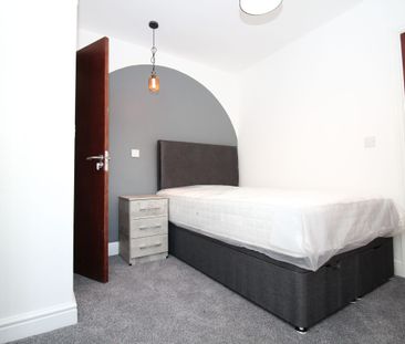 Room , Gerrard Street - Photo 6