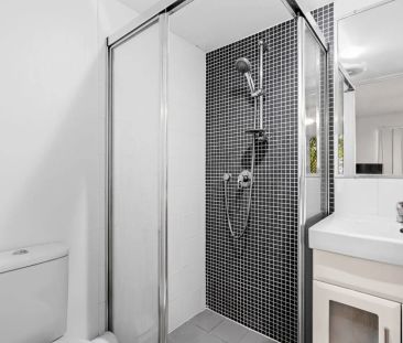 Spacious 2-Bedroom Apartment with Balcony & Secure Parking in Holla... - Photo 5